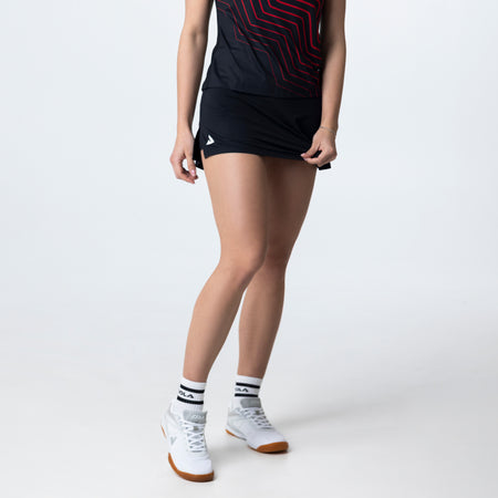 Gray background, image of the JOOLA Essential skirt in black and white.