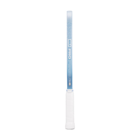 White background, product image of the Simone Jardim Perseus Pro V with blue edge guard and white handle.