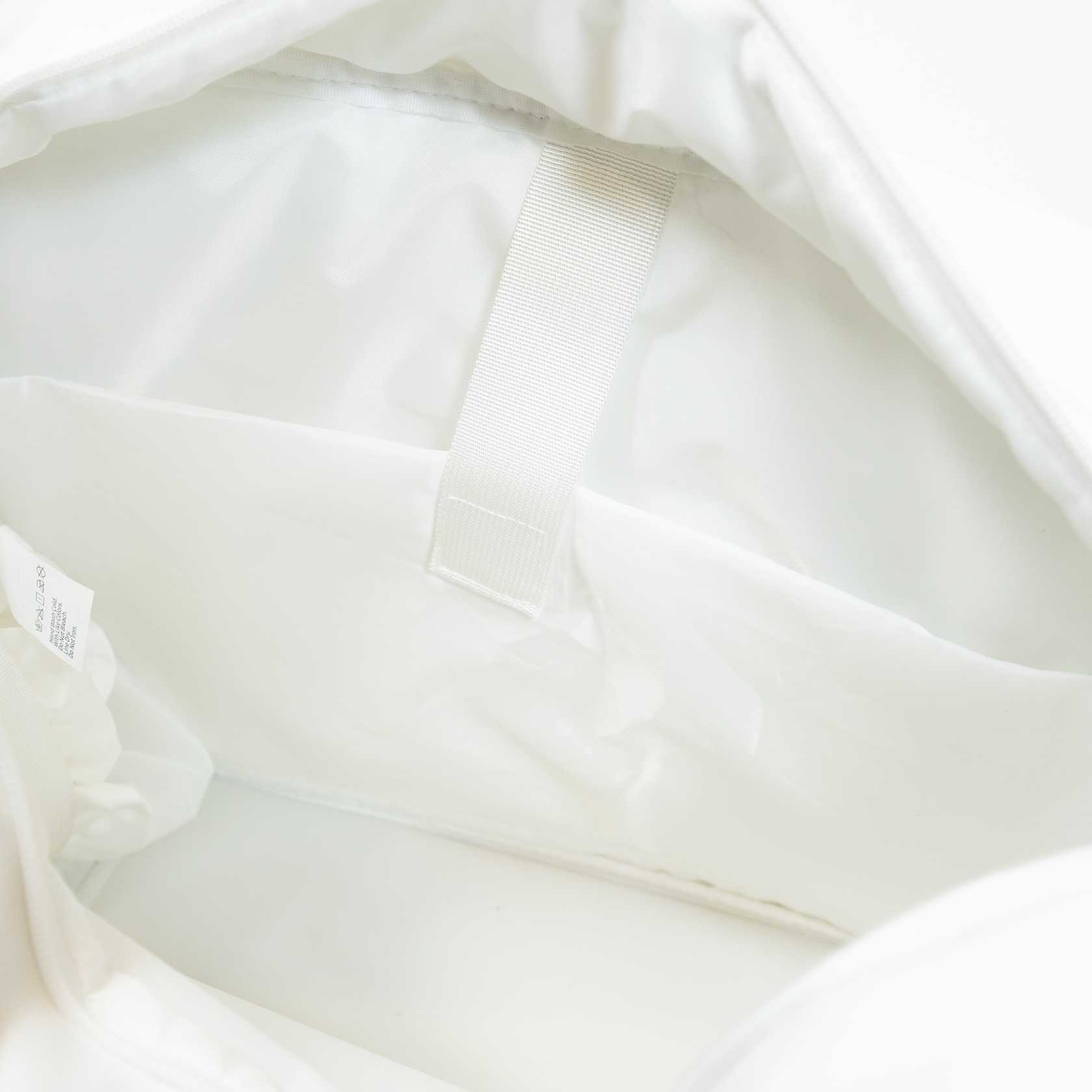 Close up image of the inside laptop compartment on a white JOOLA bag.