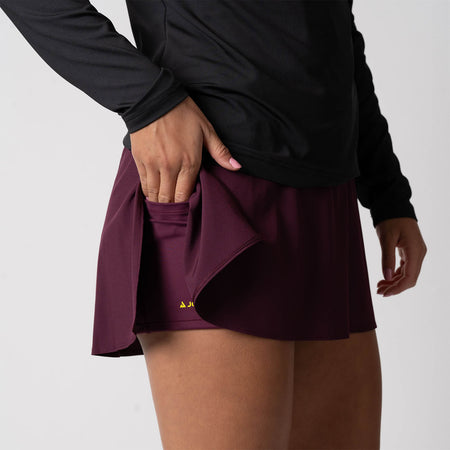 Close up image showing the hidden pocket on the side of a JOOLA Women's Pickleball Skort, Bordeaux.